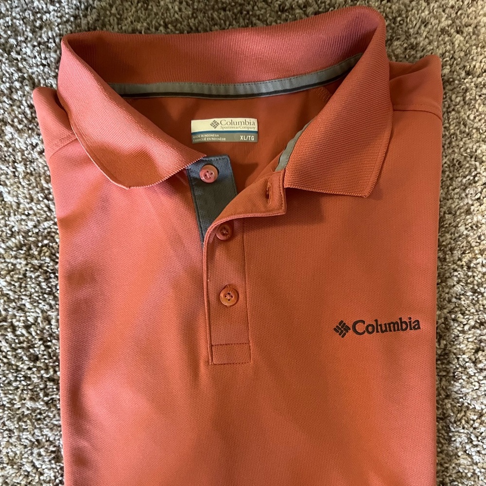 Columbia Women’s Polo. Size XL/TG. Excellent condition.